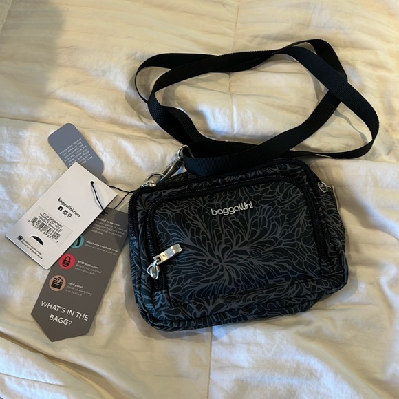 Triple Zip With Front Wallet
Crossbody, belt bag, NWT “Midnight Blossom Print” - Picture 6 of 7